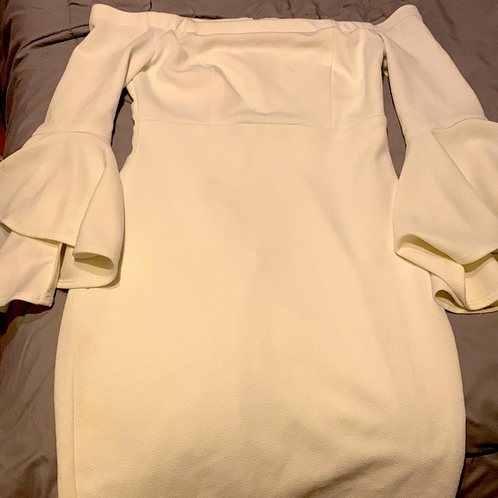 White dress 4% spandex lining 100% polyester